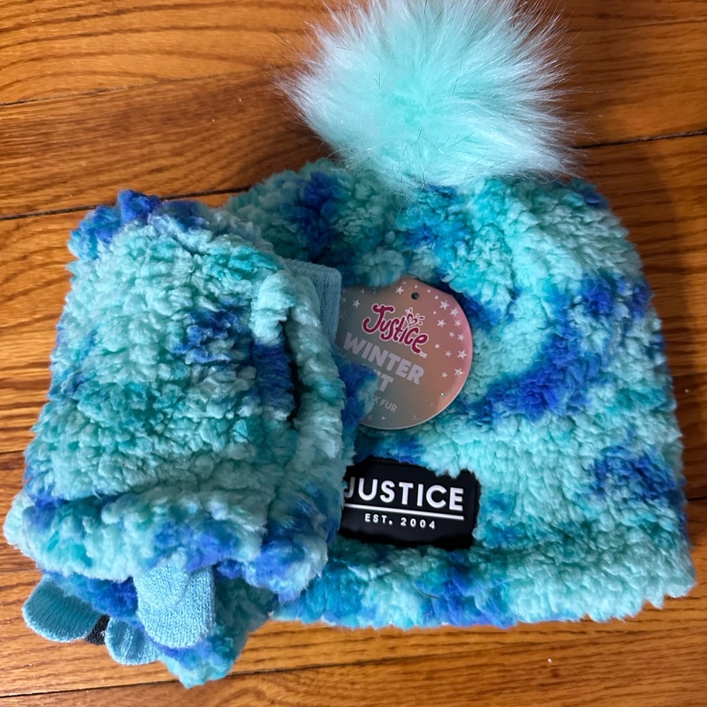 Warm hat and gloves, teal and blue in color